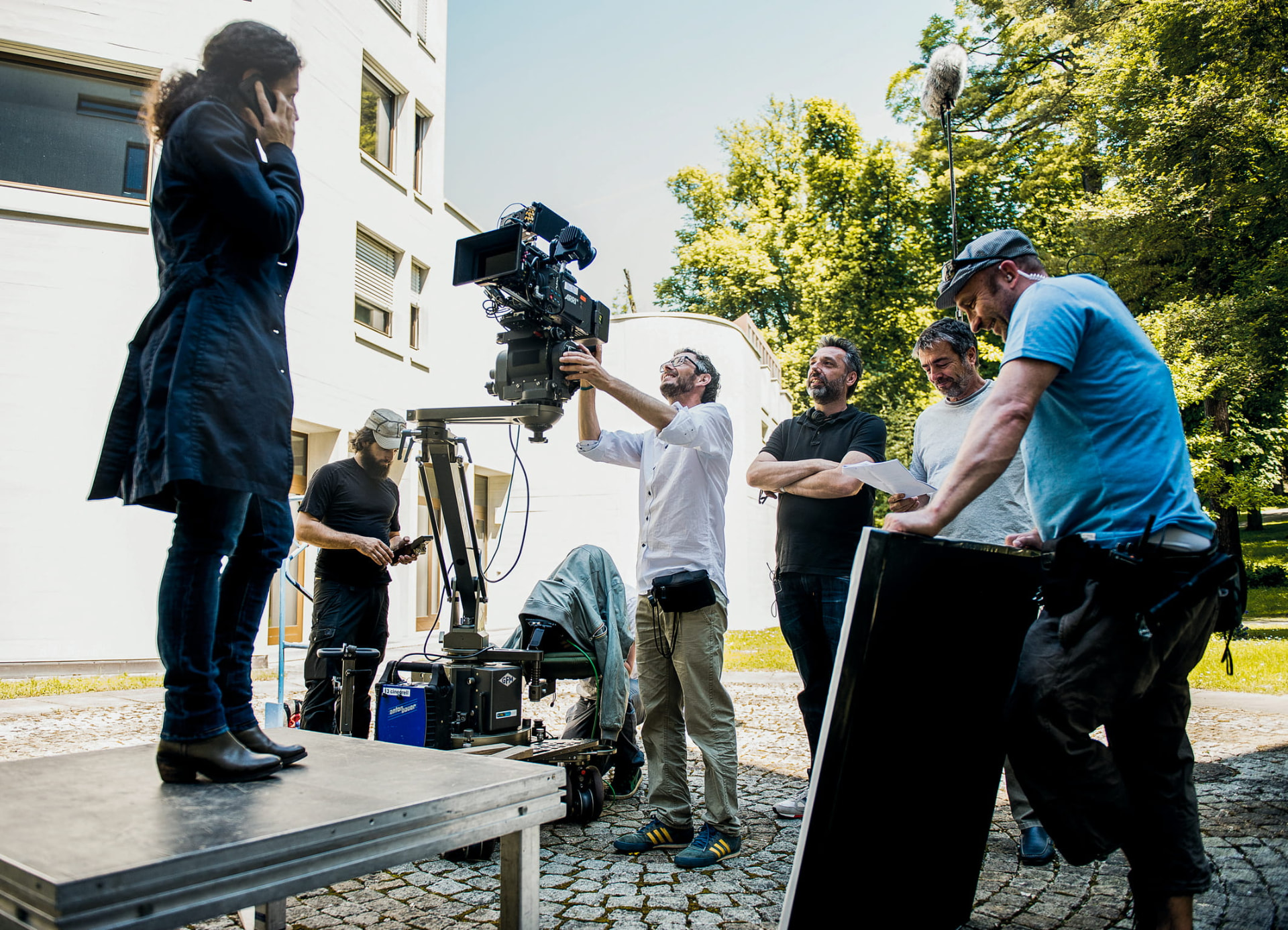 Filmcrew am Set auf einem Bahnhofperron in der Zentralschweiz